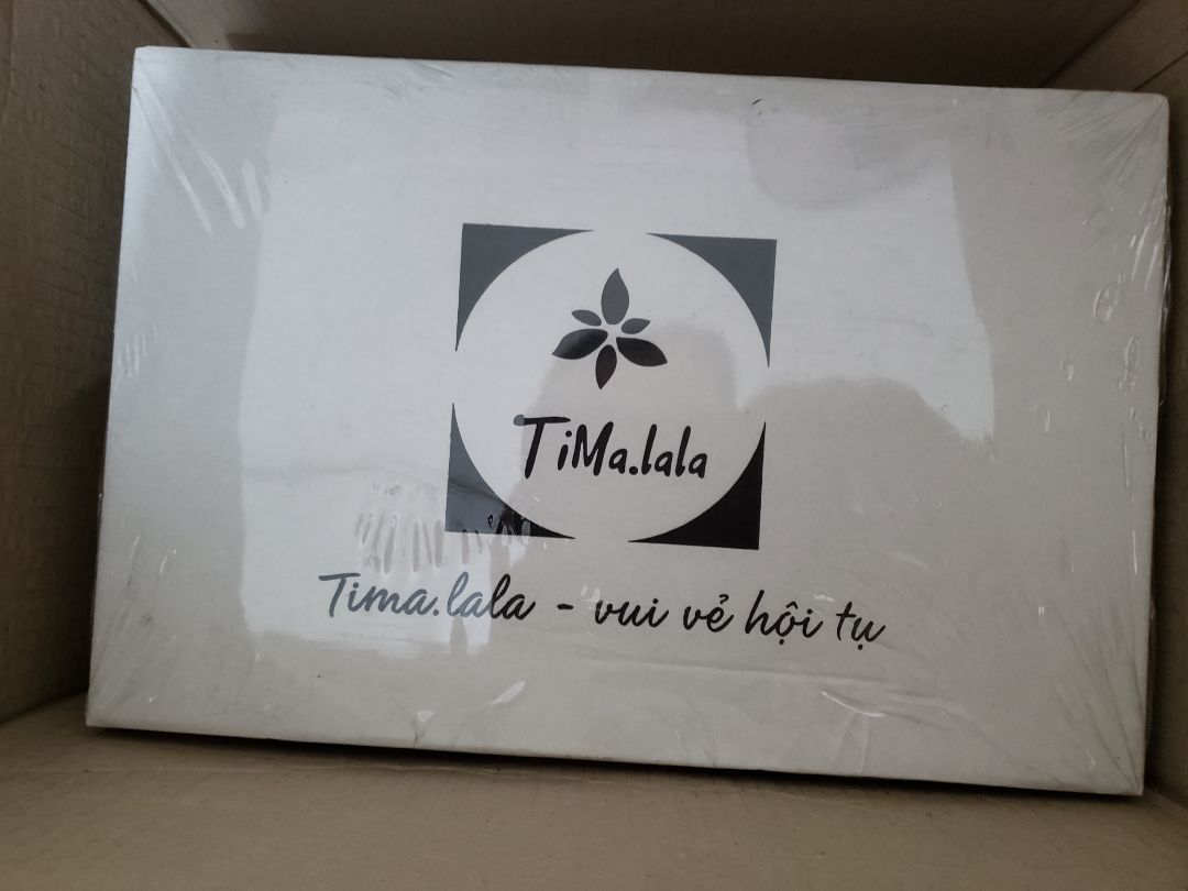 Dép đẹp, nhưng hình như hơi chật so với các giày cùng size mình hay mang. Đế có vẻ hơi trơn nhưng mà nhìn ngoại quan cũng ok, hi vọng bền