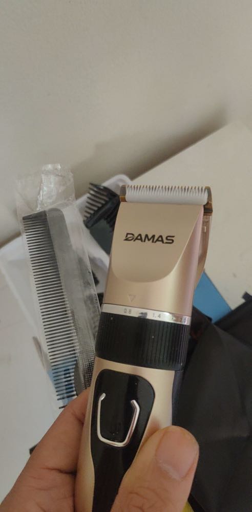 Tông đơ mạnh, các cữ cắt tóc đầy đủ như salon, tiện lợi khi chế độ kép. Hết pin có thể cắm dây sử dụng tiếp. Motor chạy êm, ko tiếng ốn, cầm nhẹ tay, vỏ ngoài sắt sáng bóng dễ vệ sinh. Nói chung ổn trong tầm giá