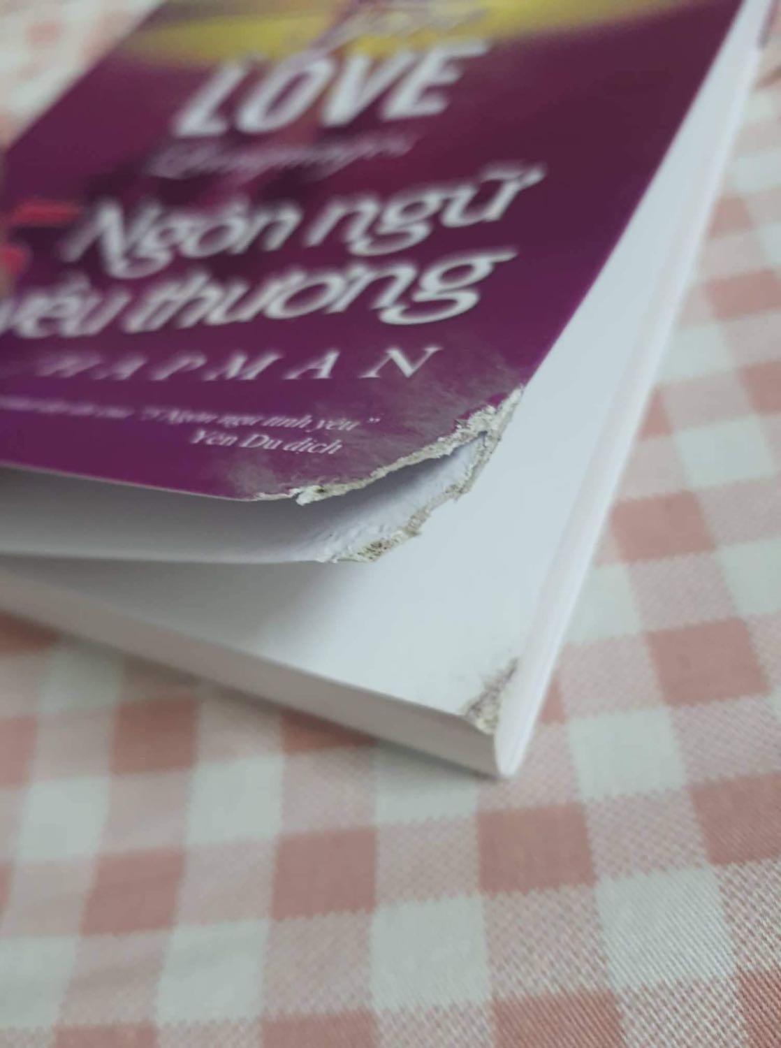 Ship sách như này thì có chấp nhận được không Tiki? Tôi mua về làm quà tặng, tiki ship cho quyển sách rách, nhàu nát. Thất vọng thật sự. Không có sách mới thì báo hết hàng để đi mua chỗ khác, ai lại thải cho khách những quyển sách kiểu này ?