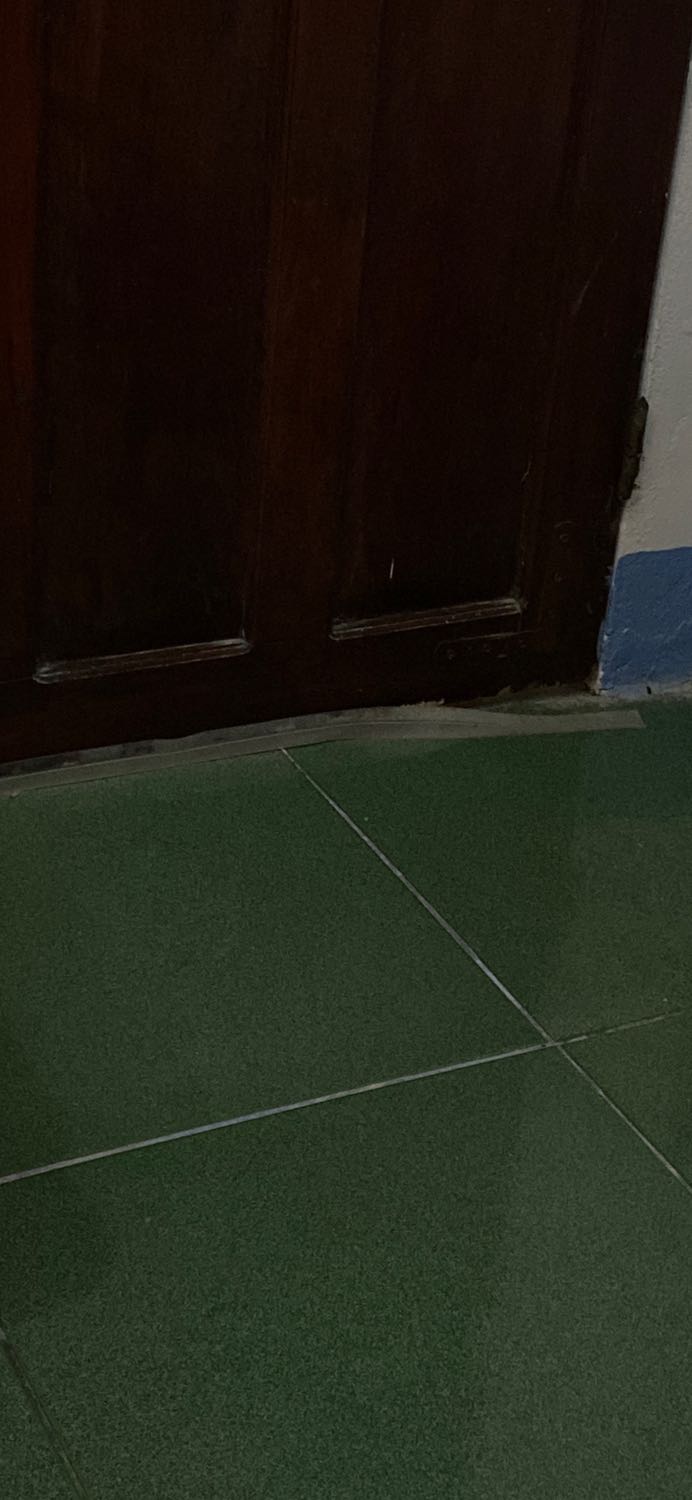 Chất lượng ko giống quảng cáo, lớp kéo ko bám dính lắm, dán vài ngày là bị bong ra luôn.