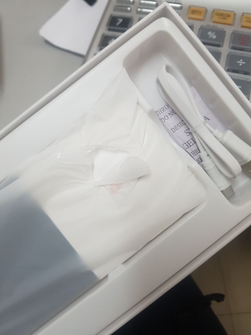 giao hàng nhanh, nhưng khi bóc hộp giấy ra thì như hàng xài rồi bỏ vô lại vậy, pin thì còn 53%, ủa vậy là sao ? sao hàng lại bị bóc ra như vậy, đã vậy bịt nhựa đựng cục pin cũng bị rách luôn, cần câu trả lời