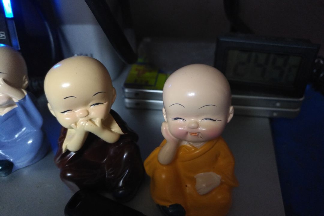 chất liệu tốt nhỏ xinh. mỗi tội bạn vẽ lông mày và mắt không cẩn thận lắm. vừa lệch vừa thừa á. chất liệu tốt nhỏ xinh. mỗi tội bạn vẽ lông mày và mắt không cẩn thận lắm. vừa lệch vừa thừa á.