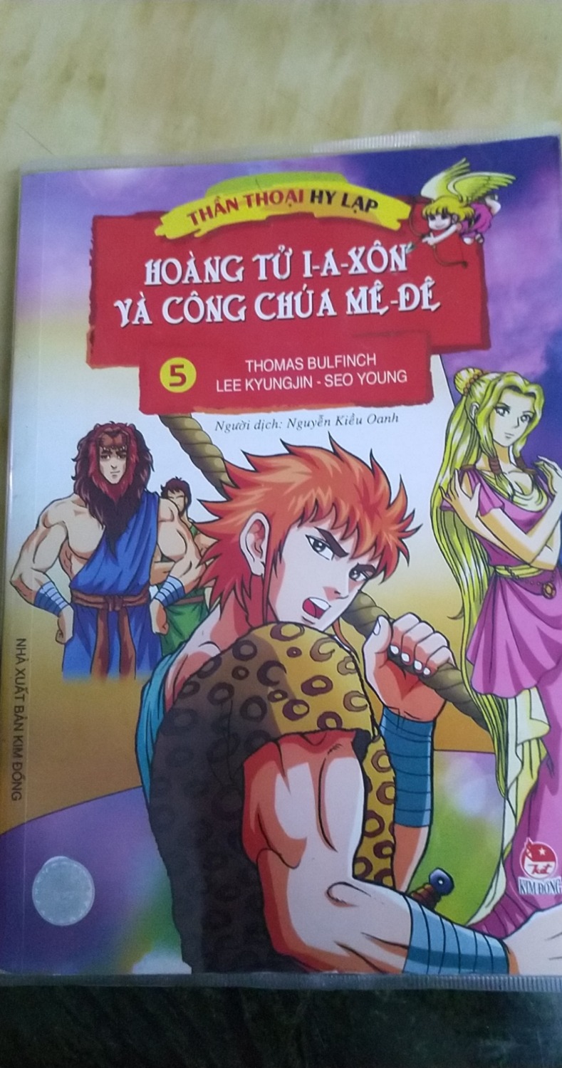 Sách bookcare đẹp, màu in và chất lượng giấy giống với bản in mới nhưng mình không thích cách phiên dịch tên nhân vật cũ (thần apollo thành a-pô-lông,...).