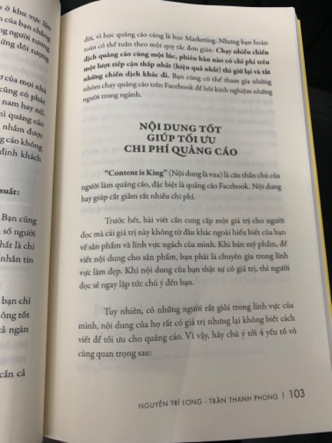 Đang muốn học kinh doanh online nhưng chưa biết bắt đầu từ đâu may quá e đã tìm được đúng sách mà mình đang cần. Sách dạy rất chi tiết từ cách tìm thị trường ngách, cách thức nhập hàng ở đâu cho đến cách thức tối ưu quảng cáo cho sản phẩm....
Cá nhân mình thì rất thích chương 4: Mai An Tiêm thời 4.0. Chương này viết rất chi tiết về khi nào thì ta nên quảng cáo bán hàng, cách thức tối ưu chi phí quảng cáo, cách phân bổ phí quảng cáo như nào thì hợp lý... Đây cũng là kiến thức mà mình đang muốn tìm hiểu nhất. 
Cảm ơn tác giả