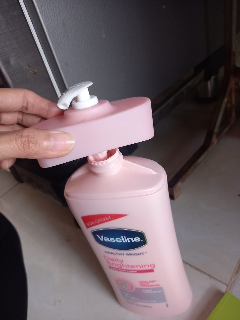 ko biết phải hàng chính hãng k mà cầm cái nắp nhấc nhẹ là ra rồi . xém bị đổ cả chai , giờ cũng ko dám cầm trên bề mặt nắp