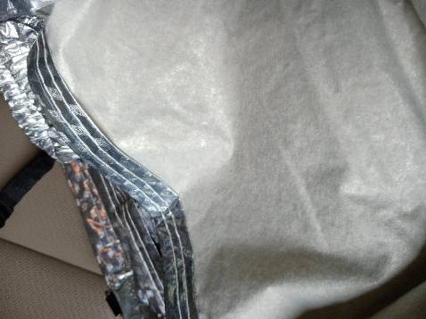 Bạt có kích thước khoảng 4,5m x 1,8m x 1,5m cho nên cũng vừa vặn với em Mazda 3 nhà mình, chất liệu tráng nilon ánh bạc, dùng cầm mướt mà mát không gây cảm giác sần, sản phẩm trơn và không thấm nước nên là che ngoài trời mưa cuungx không sao, nhanh khô thôi. Nắng thì có ánh bạc cho nên nó phản sáng tốt không gây quá nóng cho đồ nội thất và không gian bên trong. Trời hà nội mùa này đúng là ác nghiệt, đi ra ngoài sợ chết khiếp vì nhiệt nhà kính trong xe. Để chai nước khoáng uống mà ghê ghê vì nhựa nó chảy ra, nên mua cái bạt phủ cho yên tâm các cụ ạ!
So giá với nhiều nơi thì ở đây same same không cao không thấp, phù hợp giá tiền, mà còn rẻ hơn ấy. trước mình bỏ 350k mua cái bạt ở chợ Giời, về mỏng teng, dùng đc 3 lần mủn và rách hết, điên hết người. Mua ở đây lần đầu như này là yên tâm rồi, ủng hộ thêm cái khan lau xe nữa hihiee