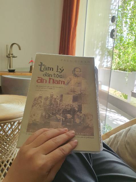 Một quyển sách hơi khó đọc. 
Chắc hợp với dân nghiêng cứu về sử học và có tính trung lập về chính trị Một chút. 
Phần diễn giải thậm chí còn nhiều hơn nội dung chính của sách.
Nếu mình để mức 3 * thì sẽ bị mặc định là " tệ " nên đành để 4* để trân trọng nghiêng cứu của tác giả và dịch giả.
Nhưng với mình thì 3* về nội dung. Hy vọng một ngày khác đọc lại thấy nó hay hơn. Một quyển sách hơi khó đọc. 
Chắc hợp với dân nghiêng cứu về sử học và có tính trung lập về chính trị Một chút. 
Phần diễn giải thậm chí còn nhiều hơn nội dung chính của sách.
Nếu mình để mức 3 * thì sẽ bị mặc định là " tệ " nên đành để 4* để trân trọng nghiêng cứu của tác giả và dịch giả.
Nhưng với mình thì 3* về nội dung. Hy vọng một ngày khác đọc lại thấy nó hay hơn.