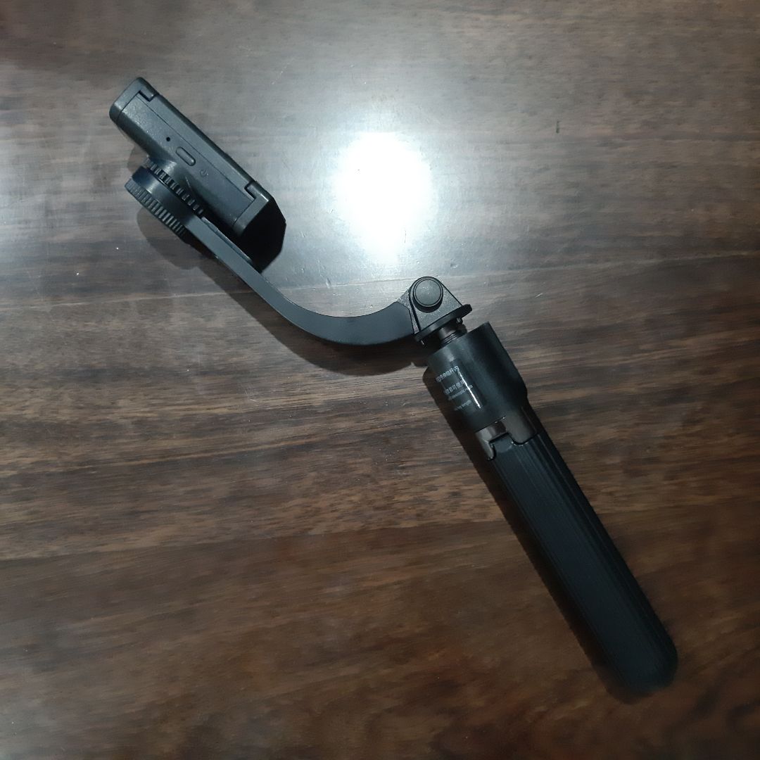 Gậy chụp hình tốt, Bluetooth tạm ổn.
Gậy này các bạn lưu ý là chân gậy không vững, nên các bạn hết sức cẩn thận nhé. Không đặt gậy ở những nơi bấp bênh như mặt đường. Nếu để trên mặt đường phải khéo, không thì bị gãy như trong hình đấy.
Chỗ gãy có thể lắp lại vô gậy được, nhưng cũng hơi mất thì giờ và cần kiên nhẫn.