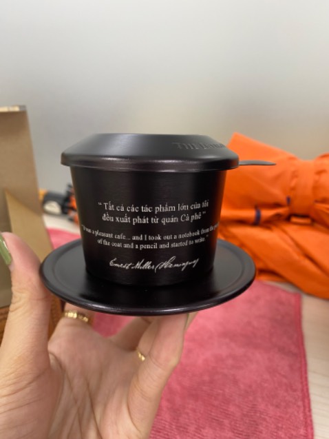 Phin đẹp, nhìn k mỏng manh như phin nhôm thường, có vẻ cứng cáp, đóng hộp lịch sự