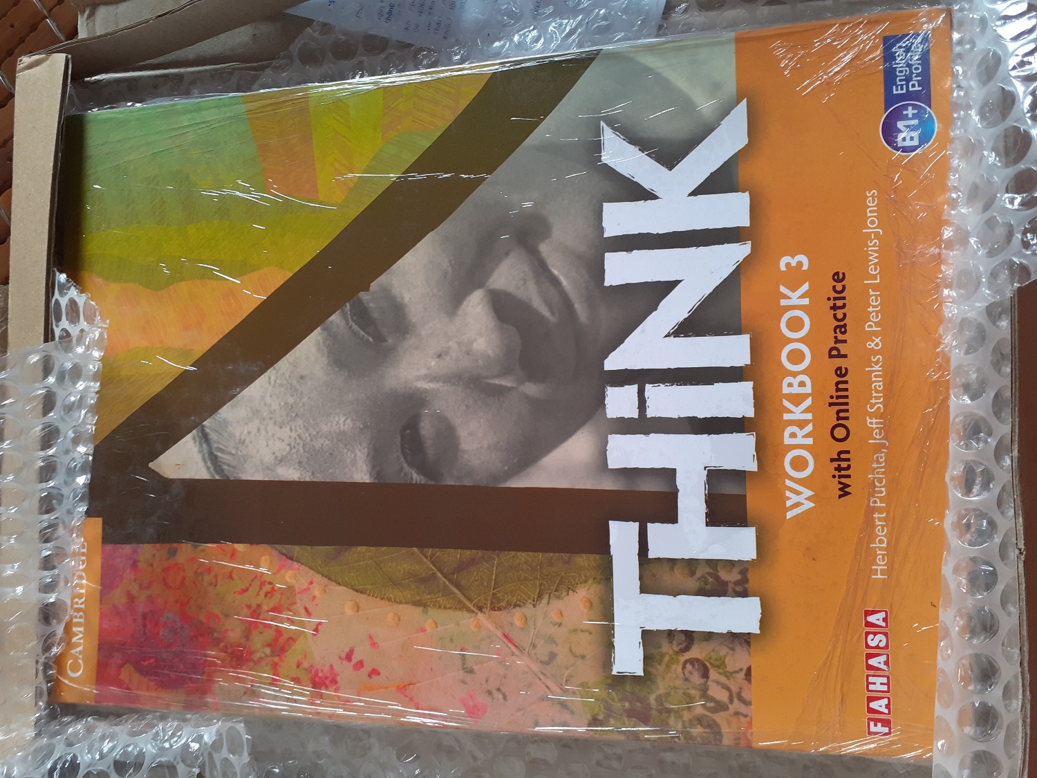 Mình thấy nhà sách Fahasa giao hàng có hơi lâu một tí nhưng không sao vì đóng gói sách siêu cẩn thận và không bị lỗi ngoại quan. Chỉ cần giao nhanh thêm tí nữa là OK.