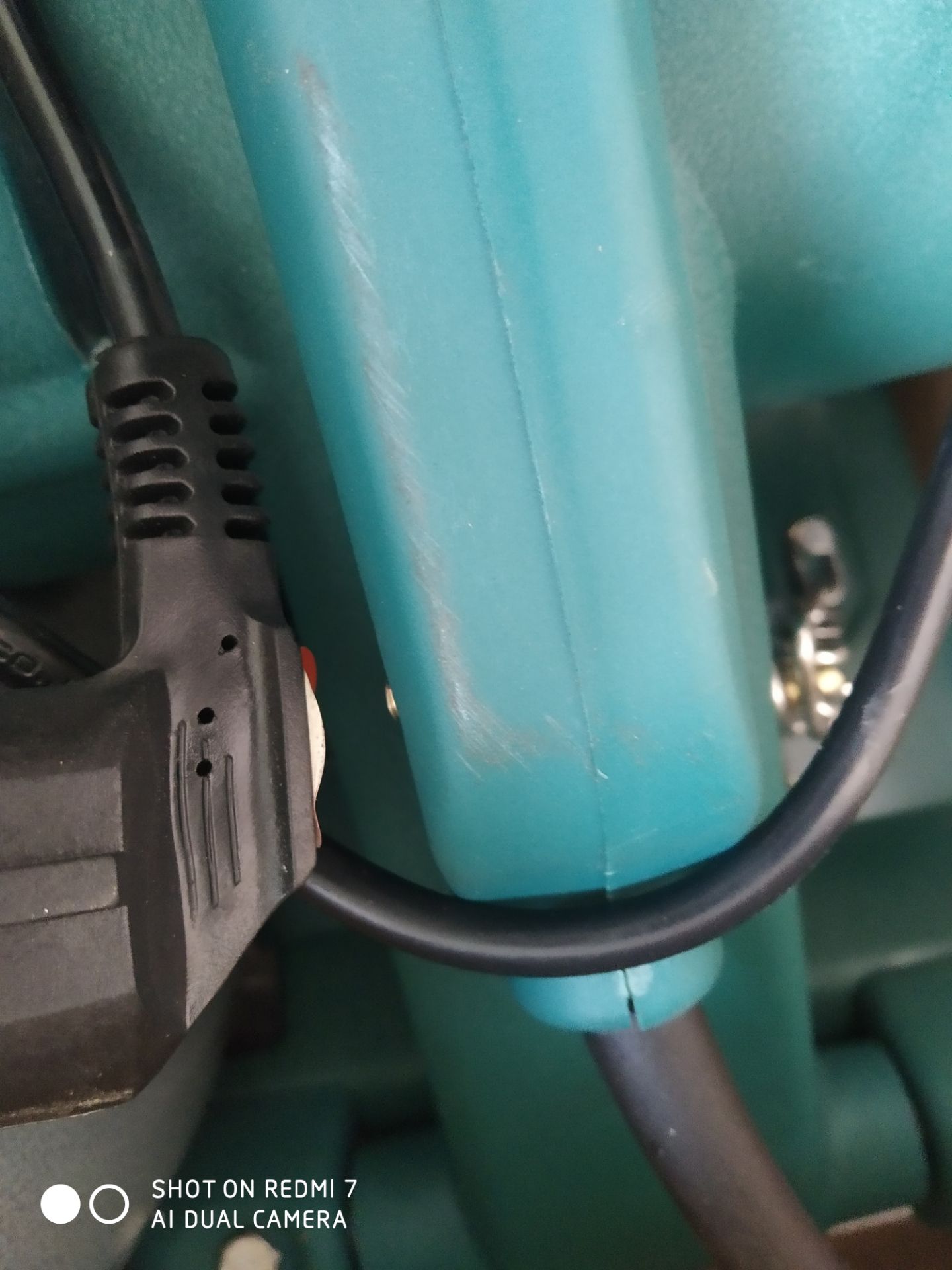 mua lần đầu thấy giới thiệu là hàng chính hãng đặt đắt tiền hơn trang khác nhưng thật thất vọng, vì là hàng nhái ,tem là tem dán ,dán cũng không thẳng , máy chạy kêu to ,lọc cọc , lộc cộc ,đĩa cắt như và vào chắn bảo vệ , như bị rơ bi , quấn dây nhôm hay đồng thì chưa kịp kiểm tra , vận chuyển hàng thì móp méo trầy xước ,mua lần đầu mà thất vọng, không biết có được bao lâu