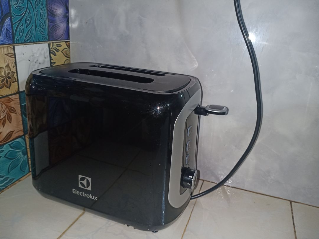 nhận máy nướng tuần trước bây giờ mới đánh giá.  
thực sự rất hài lòng với cách làm việc của tiki . thấy hàng có lỗi lập tức huỷ đơn và thông báo còn tặng kèm voucher giảm % . 
nên chọn mẫu này đặt hôm trc là hôm sau giao luôn cho mình.  máy đã sử dụng 4 -5 lần rất tuyệt. nướg bánh mì rất thơm và giòn.  
hoàn toàn hài lòng về shop cũng như Tiki