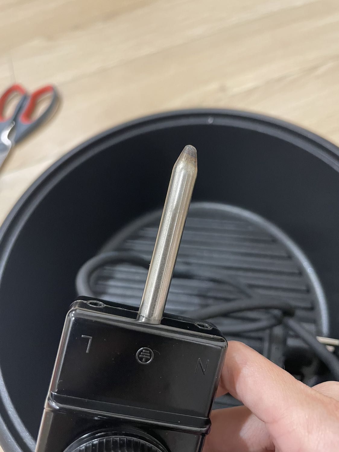 Bên Tiki và shop vui lòng cho câu trả lời thoả đáng. Hàng mới mua về mà hết hạn bảo hành và đầu nhọn của bộ cảm biến nhiệt độ màu đen như đã qua sử dụng. Rất không hài lòng về chất lượng sản phẩm