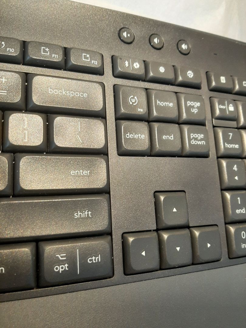 Hàng nguyên Seal, vận chuyển siêu tốc nên nhanh, đặt trước 13h, sẽ được giao trước 14h cùng ngày.
Bàn phím phải nói chất như quả đất nhe. Hên mình phân vân nhưng vẫn quyết định mua. Mình vốn chỉ thích bản full size to, cổ điển xài thoái mái hơn bản thu gọn rồi nút tròn gì đó, nên rất thích dòng này. Đánh chữ siêu nhanh luôn.

Lúc nhìn hình tưởng phím thấp bấm sẽ chán nhưng ai dè Phím nảy cảm giác bấm nó phê êm cực. Bluetooth bắt nhanh và nhạy cực kỳ. Mình dùng với đt android tín hiệu nhanh và nhạy. Giảm giá mạnh nửa. 
Nhìn hình không thấy đẹp lắm. Mà thực tế với mình hoàn hảo nhé. Phím được vuốt cạnh êm mịn. Phần kê tay cũng mịn xịn sò.
Quá ngon cho một cuộc tình. 

Mình nói thiệt. Nếu mấy bạn muốn dùng lâu và bền thì mua hàng chính hãng logitech vầy cho ngon. Với lỡ mua thì quyết định mua dòng tầm trên trên 900k ấy. Mấy dòng 4***k dùng ko thích lắm.

Lúc đầu bạn mình ham rẻ đi mua ba cái đồ tào lao gì mà 200k vừa chuột và bàn phím bluetooth ko biết hiệu gì luôn. Xong về có xài đc đâu. nhìn qua hình thì đẹp nhưng về thực tế ọp ẹp không bắt tín hiệu, như đồ chơi con nít ấy. Cuối cùng để chặn giấy. Lại thêm cả triệu mua em này như mình. thành ra tính cái quần dài thành cái quần ngắn.