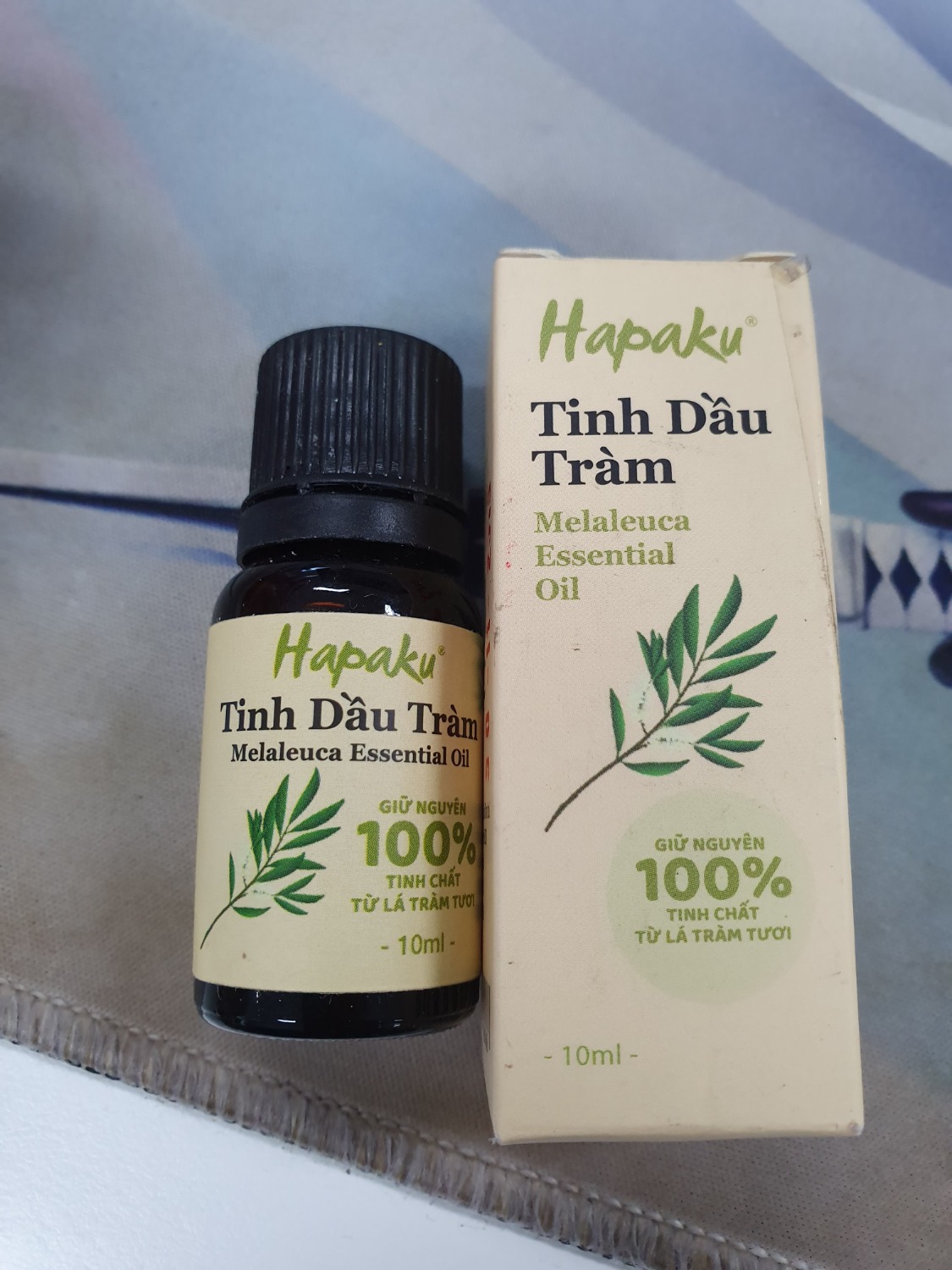 Giao hàng nhanh. Shop bọc bằng giấy bìa cũng ổn rồi, nhưng vì là tinh dầu nên nếu có chống shock thì sẽ an toàn hơn, tránh vỡ khi giao hàng. Hàng nguyên seal, có hạn sử dụng và mã vạch.
Theo cảm nhận mình đánh giá đây là loại tinh dầu tốt, mùi hương đặc trưng của dầu tràm, thơm dịu, ko hăng. mình đang đau đầu, mà mở ra ngửi 1 xíu thấy dễ chịu lắm. Dùng hết mình sẽ mua tiếp