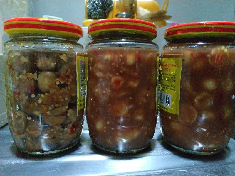 Thời chỉ thị 16+ mà vẫn giao hàng nhanh. Đóng gói cẩn thận. Có một hũ bị chảy hết mắm ra thùng, chỉ còn cà (hũ bên trái hình 1), nhưng không sao, tôi có một hũ đã ăn gần hết, sẽ lấy mắm trong đó cho qua đây. Về chất lượng thì khỏi phải nói thêm, cà pháo mắm nêm Ngọc Liên là tuyệt hảo!