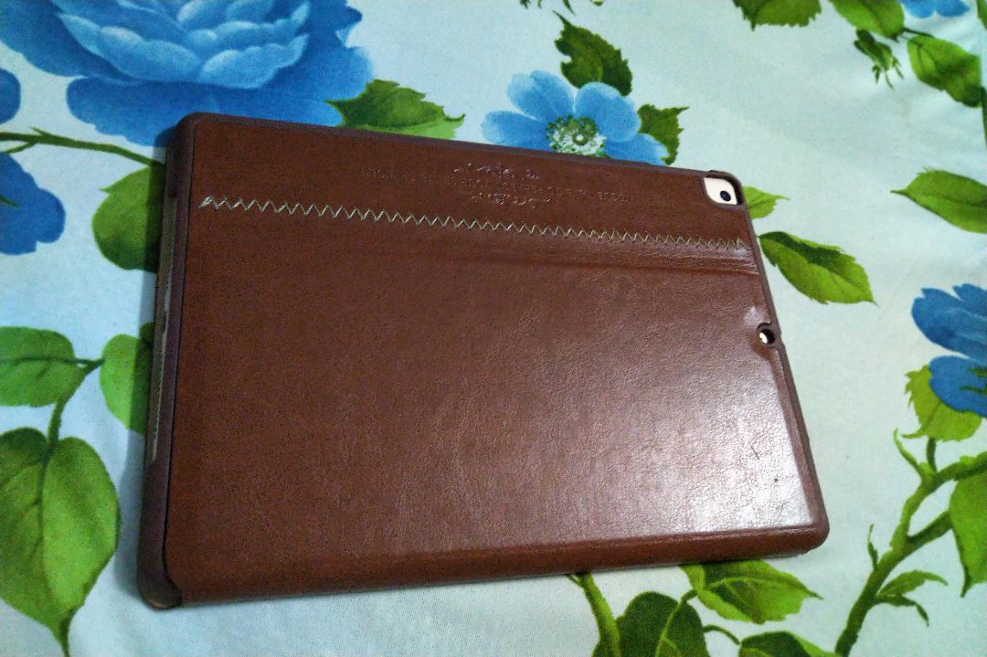 sau 1 thời gian sử dụng mình rất hài lòng về sản phẩm.
thiết kế như 1 quyển sách, cầm rất bám tay.
tiki giao hàng thì ko chê vào đâu được, bạn nhiệt tình còn khui ra để mình bỏ sản phẩm vào xem để tiện đổi trả nữa. mình sẽ tiếp tục ủng hộ tiki nhé!