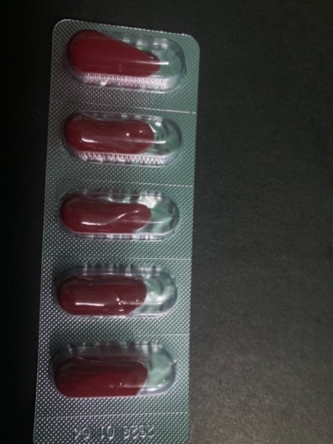 Để nghị Tiki cùng cơ sở bán hàng xem lại sản phẩm bán cho người tiêu dùng mua 3 hộp hôm nay mới bóc 1 hộp cho mẹ uống mà sản phẩm chảy nước các viên không còn hình dạng như ban đầu mà teo còn 1 nửa quăn keo như đã hết hạn từ lâu không biết do lỗi của nơi sản suất hay nơi bán dù date 4/1/2026 sản phẩm có bảo hành để nghị đổi mới các viên phải còn nguyên vẹn không chảy nước không thì phải hoàn tiền cho khách hàng mua của bên khác. Cả hộp đều bị còn 2 hộp chưa bóc