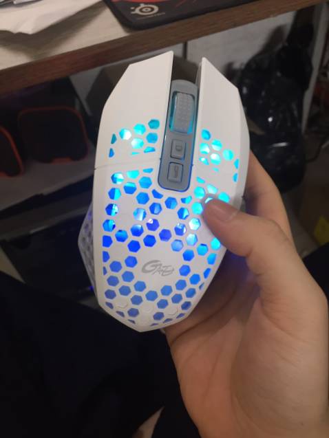 Phê lòi mắt luôn các chế, nhận về hộp xịn xò nhìn thấy chất mê li rồi, có đầy đủ tem phiếu bảo hành các kiểu con đà điểu, chuột cầm rất đằm và chắc tay, đúng là tiền nào của nấy, phê cực luôn, có cả nút quay lại deskop, điều chỉnh độ nhạy, nút quay lại, nút bật đèn led, , ai thích để led đổi màu thì để mà ko thích thì tắt đi cho tiết kiệm điện, nói chung là phê lắm lun á, giá có chỗ gửi video m quay cho các chế xem phát