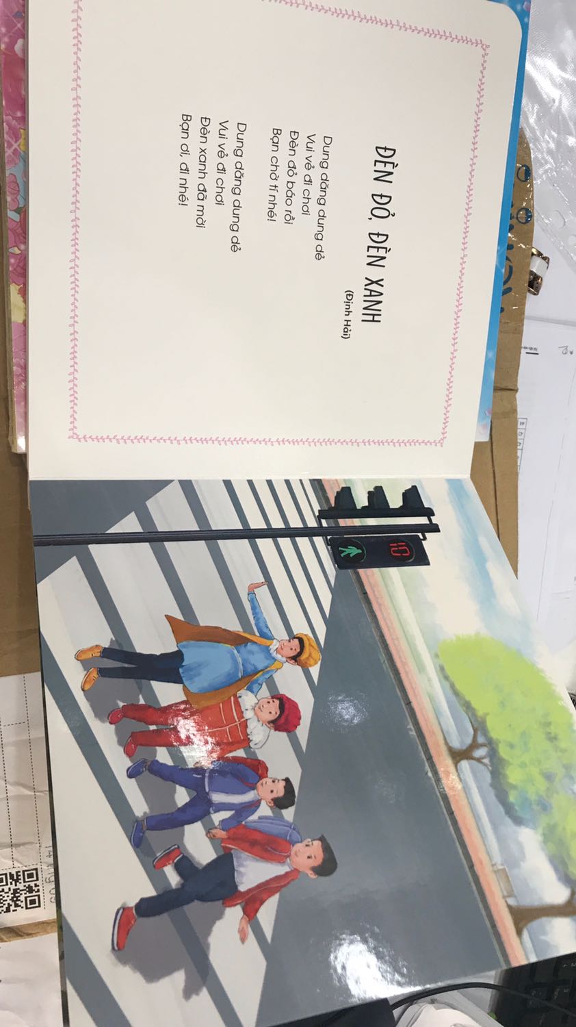 Sách là loại bìa cứng, chữ viết to rõ. Tranh nhiều màu nhg k ngộ nghĩnh. Với bé hơn 3 t thì tranh ngộ nghĩnh sẽ thích hơn. Có 11 bài