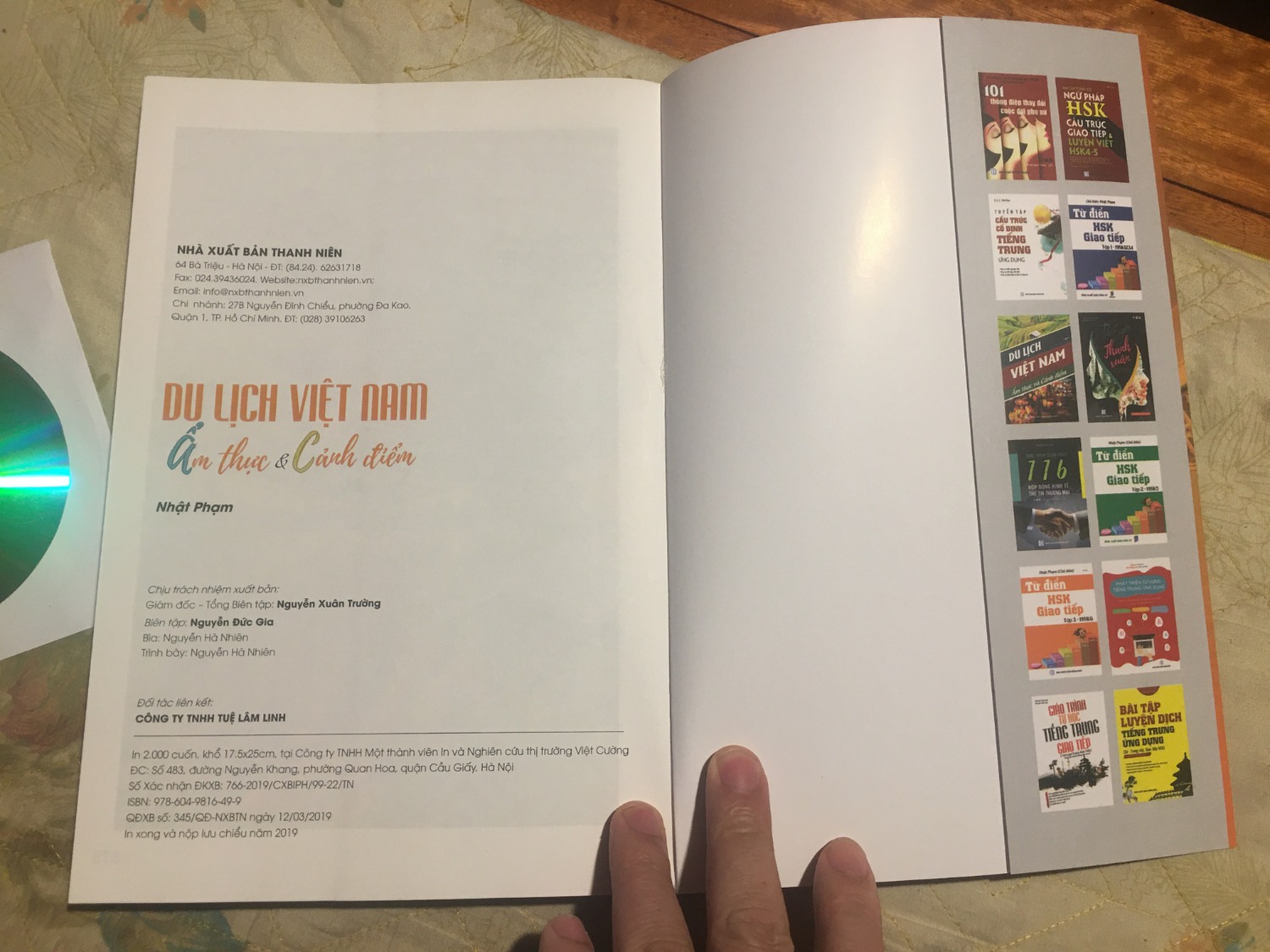 Hình thức sách thiết kế đẹp, đa màu sắc , nội dung đa dạng tương đối đầy đủ. Bên trong có phần chữ Hán, phiên âm , dịch nghĩa, nét chữ rõ ràng, chất lượng giấy in tốt.