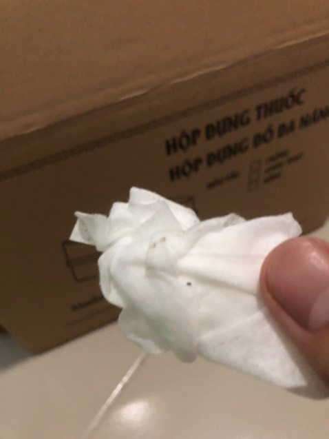 Bên trong sản phẩm rất dơ, xác kiến nhiều.