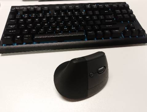 Kiểu lạ, xài 1 tuần chưa thấy quen lắm, thích cái nắp pin xài nam châm, hay hay