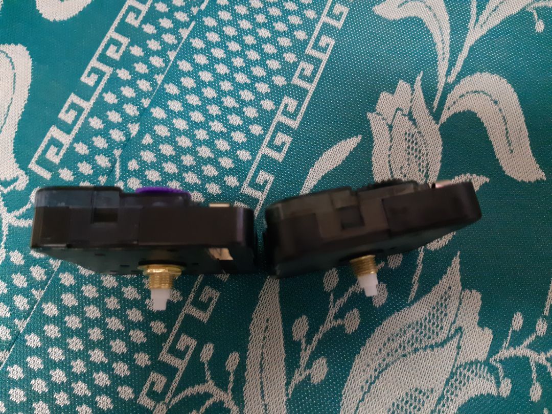 Mới mua 02 cái máy đồng hồ kim trôi, hai cửa hàng (shop) khác nhau trên tiki....giá thành khác nhau...chất lượng thì chưa đánh giá được vì chưa sử dụng . theo cảm nhận riêng của mình thì cái giá rẻ 36.000đ ( ko có đủ phụ kiện...bề ngoài nhìn hơi kém chất lượng có thể không phải hàng kim trôi).