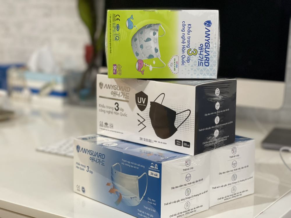 Từ mùa dịch đến giờ đổi khẩu trang liên tục, giò xài hàng này hơi đắt tí nhưng chuẩn, dễ thở, không bị nóng, kg bị nhám bề mặt tiếp xúc với da, đeo lâu kg bị đau tai.