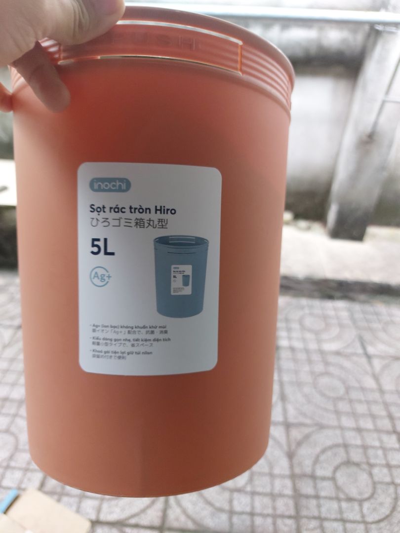 hình như k đúng màu. nhưng k quan trọng. sp nhỏ xinh đáng yêu. mặc dù lúc nhận về sọt hơi méo do shop bỏ sản phẩm khác vào bên trong sọt đóng gói chung, nhưng sau đó sọt tự quay về hình tròn lại.