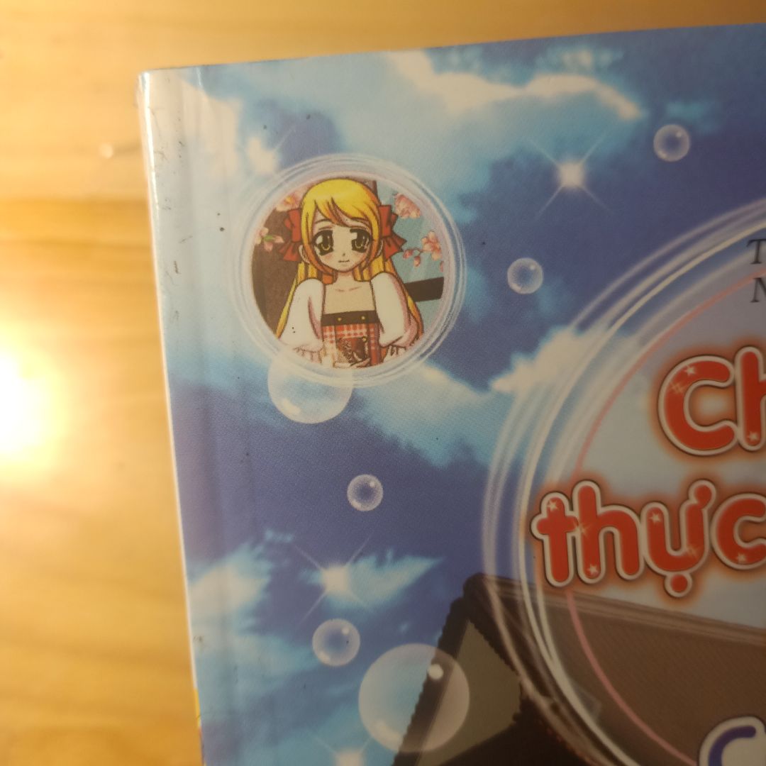 Nhìn sản phẩm vừa mua mà cảm thấy hụt hẫng lắm luôn ấy. Bìa với gáy sách dính bẩn, mấy trang cuối và góc bìa bị gấp vào, nhìn như sách cũ bị pass lại vậy. Nhưng được cái là vận chuyển nhanh, nét vẽ và ND khá dễ thương, phần còn lại không vấn đề gì nên vẫn để 4 sao