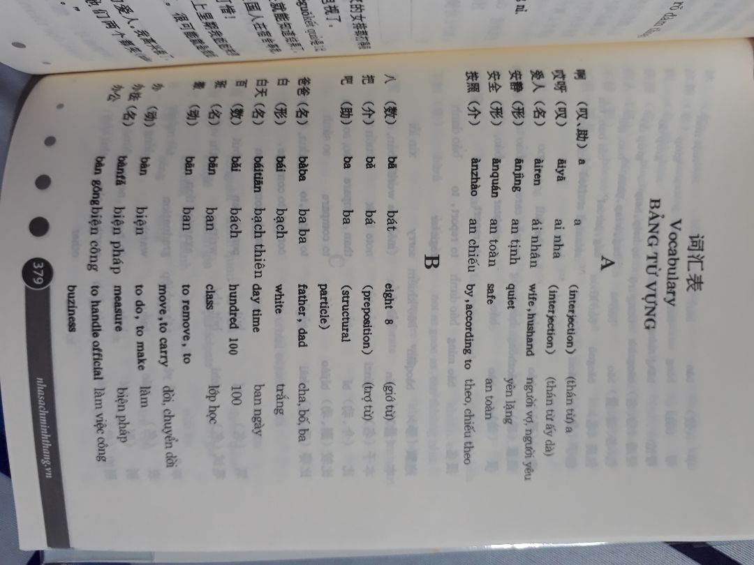 Tổng quan theo cá nhân mình thấy như sau:
1.Hình thức: Bìa cứng cáp, chất giấy tạm được, in trắng đen, chữ viết không được sắc nét lắm, một số chữ Trung phải biết pinyin để tra ra rồi mới nhìn lại chữ in trong sách.
2.Nội dung: sách này in năm 2018 (không có ghi TÁI BẢN) 3 ngôn ngữ Anh- Việt- Trung (có pinyin)
3. File nghe: không có kèm theo, nhưng sách này có thể lấy file mp3 qua google search được.
4. Hướng dẫn sử dụng: tự học bằng sách này được.