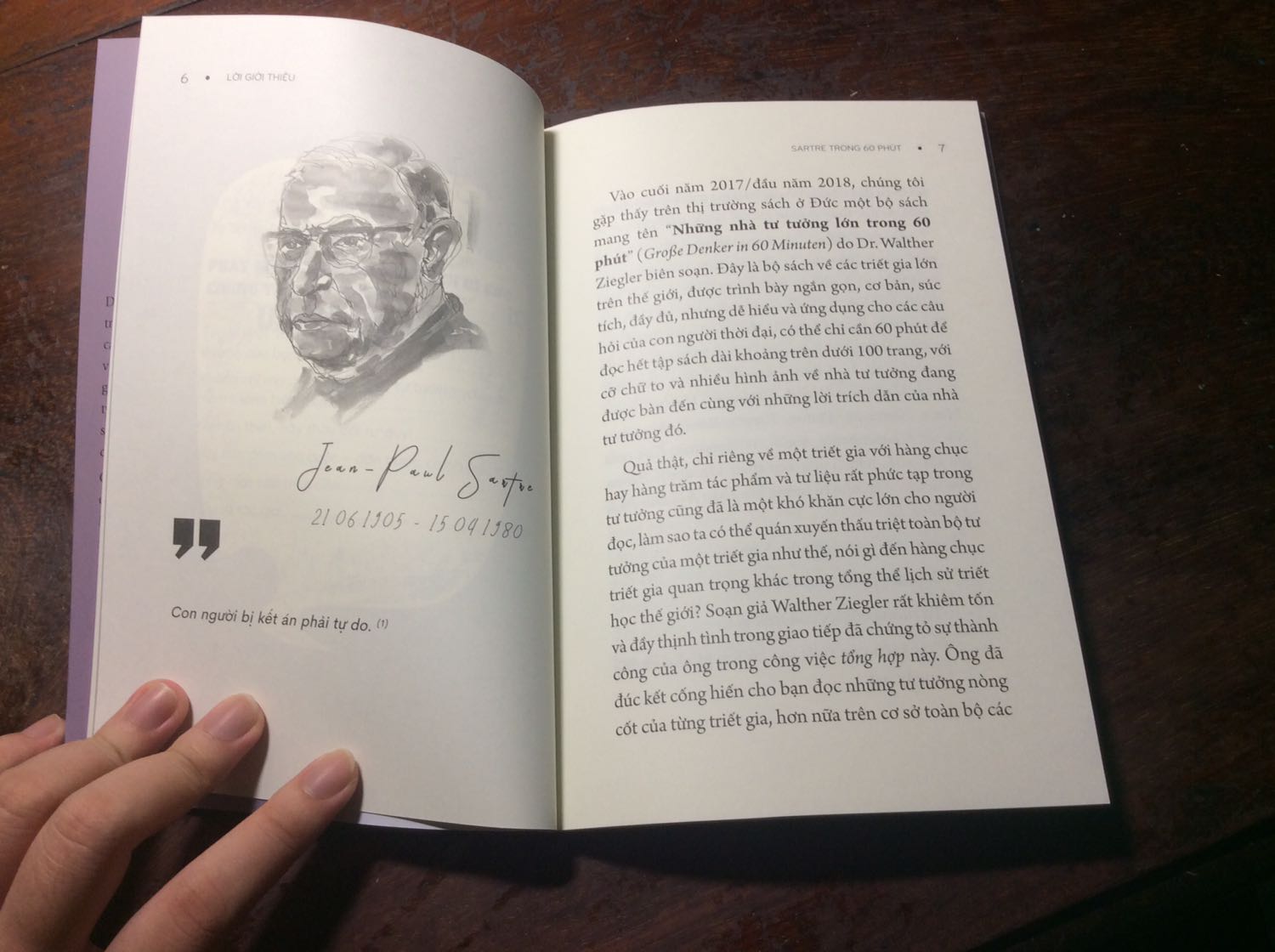 Đừng đánh giá cuốn sách qua ... số trang của nó ! Khi mình mua về cuốn sách chỉ vỏn vẹn hơn 100 trang thì mình có hơi bất bình với cái giá của nó nhưng không các bạn ạ, mình sai quá sai. Chính vì sự nhỏ gọn đó mới làm nên cái hay của quyển sách -ngắn gọn, súc tích, đầy đủ (trong 60 phút cơ mà). Không chỉ về nội dung, bố cục mà còn về phần giấy in, hình ảnh trong sách đã được làm rất tốt. Cảm ơn Văn Lang vù đã đem về Viẹt Nam những bộ sách quý như thế này. Bởi lẽ triết học là một bộ môn đáng được tìm hiểu, học hỏi.