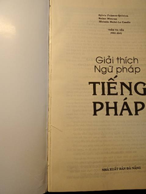 Sản phẩm kém chất lượng: bìa sách bong keo, góc của sách bị bẹp, có những vết in bẩn hằn lên bìa sách. Tôi muốn được đổi trả hàng