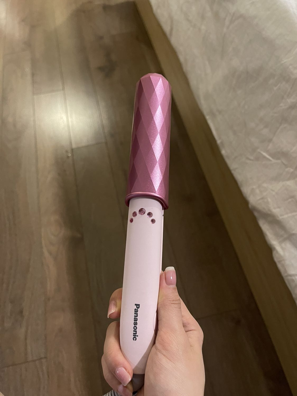 Mình phân vân nhiều loại quá k biết chọn loại nào, sợ rít tóc nữa  , chọn ngay máy này . Kẹp cũng ok, tóc vô nếp , k bị rít tóc ( thỉng thoảng )  . Nhỏ gọn tiện mang đi xa