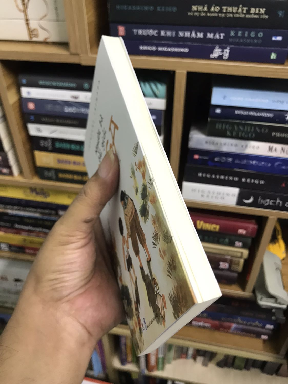 Bạn tôi nói; hay quá
Đồng nghiệp tôi nói, quá hay
Cộng đồng mạng nói; hay tuyệt
Mấy người lạ thấy tôi cầm sách, nhỏ nhẹ đồng tình; tuyệt hay
Tôi nói gì? Oh, sách hay hết nước chấm. 

Cuốn sách gồm 17 chương, là 17 câu chuyện ngắn kể về 8 năm tuổi thơ của nhân vật nam chính sống với bà ở một vùng quê. Chuyện nào cũng hay, ý nghĩa, thú vị, đề cao sự tử tế của con người với con người, đồng thời làm toát lên những  tâm hồn đẹp cùng suy nghĩ lạc quan yêu đời trước cuộc sống khó khăn.

Mình rất thích câu quote này, nó gần như là thông điệp của hầu hết các câu chuyện trong sách: “Lòng tốt, sự tử tế thực sự là khi ta không để ai nhận ra việc mình làm.”

Tiki giao sách siêu tốc đúng hẹn, sách mới toanh có màng co, đóng gói không có xốp chống sốc nhưng vẫn ok vì giao nội thành ở các thành phố lớn thì có thể đóng đơn giản hơn nhiều so với sách được đóng đi tỉnh.