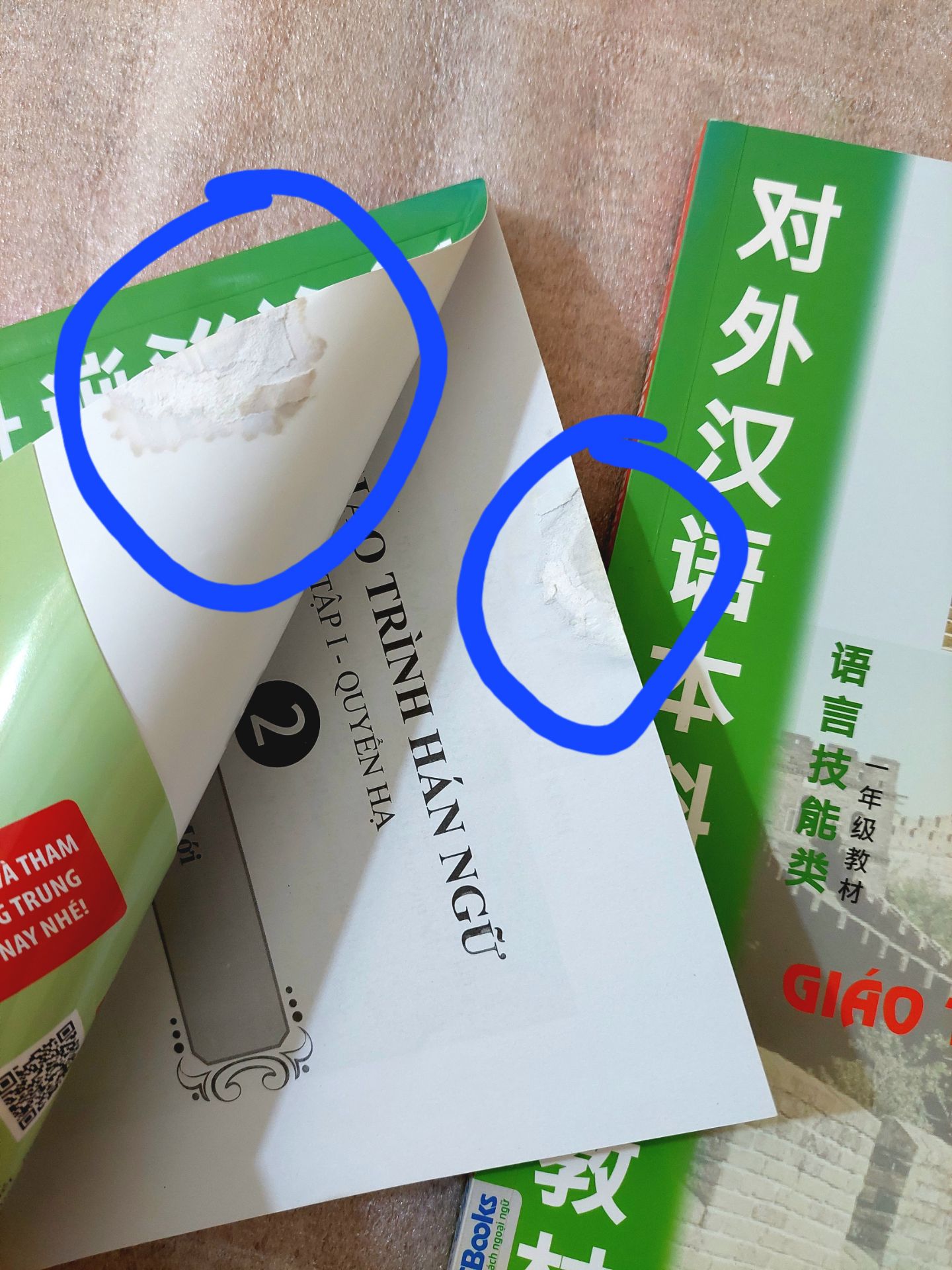 sách bị hỏng, cái này nhìn là biết nó bị hỏng và cố tình bọc vào chứ k phải lỗi do bên giao hàng . mong shop lầ sau chú ý hơn khi gửi sách đi .