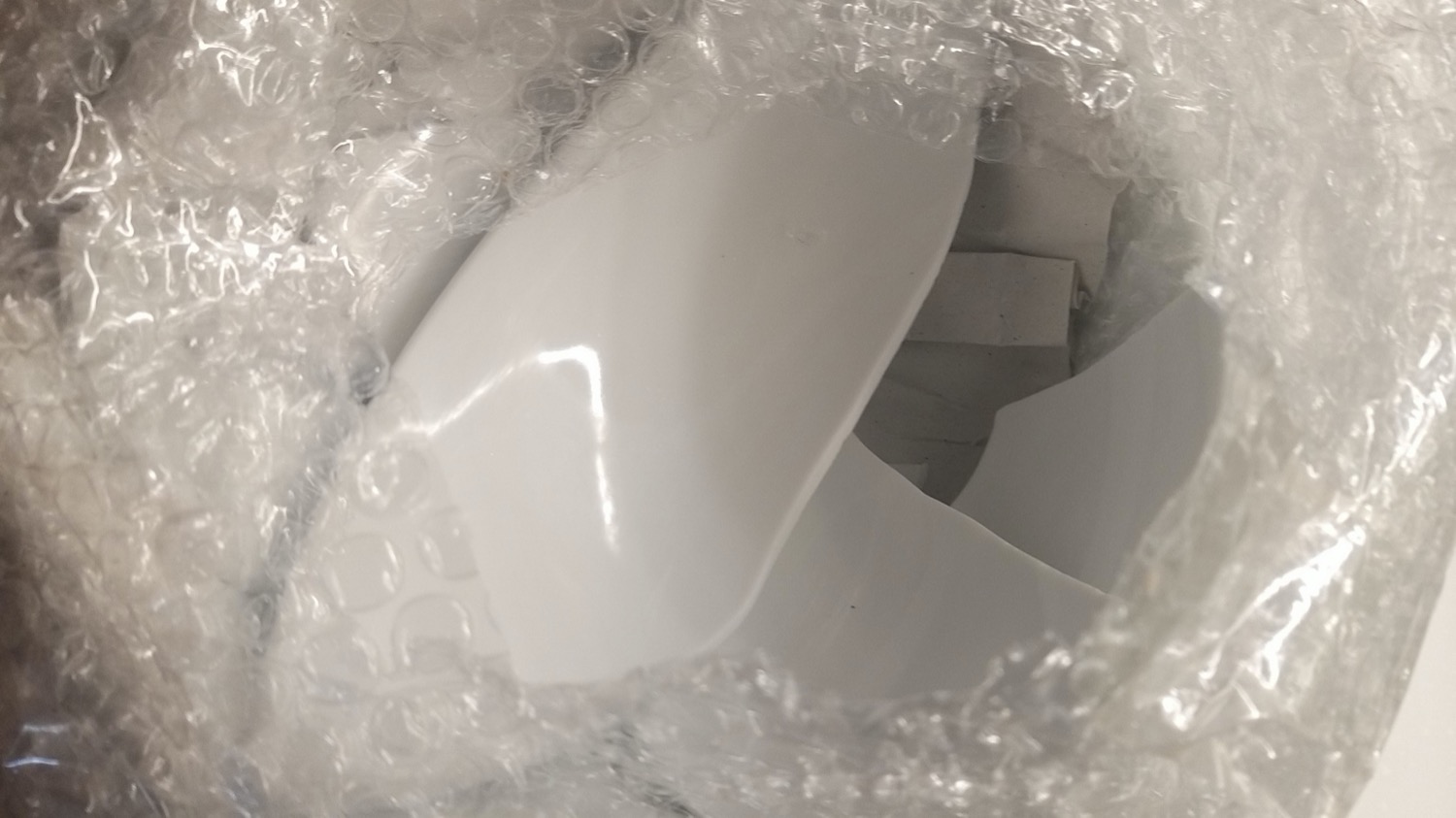 Tôi nhận được bát nhưng bên công ty bọc không cẩn thận, trong quá trình vận chuyển đã làm 1 vỡ bát. Tuy nhiên sau khi nhận được thông tin phản ánh, công ty đã nhanh chóng liên lạc và gửi 1 bát khác. Xin cảm ơn