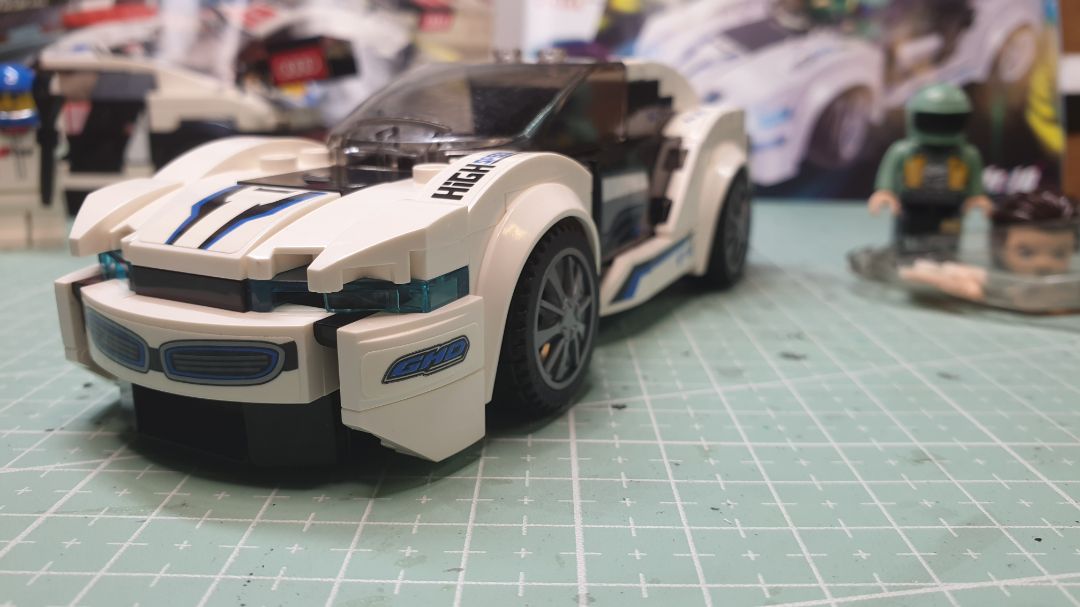 Chất nhựa khoảng 7/10 so với hàng Lego, ko bóng đẹp bằng, tuy nhiên giá chỉ bằng 1/4 Lego nên rất hợp lý. Sách hướng dẫn lắp ráp cũng rất rõ ràng dù ko trực quan bằng Lego. Tóm lại là thương hiệu này đáng mua chơi.