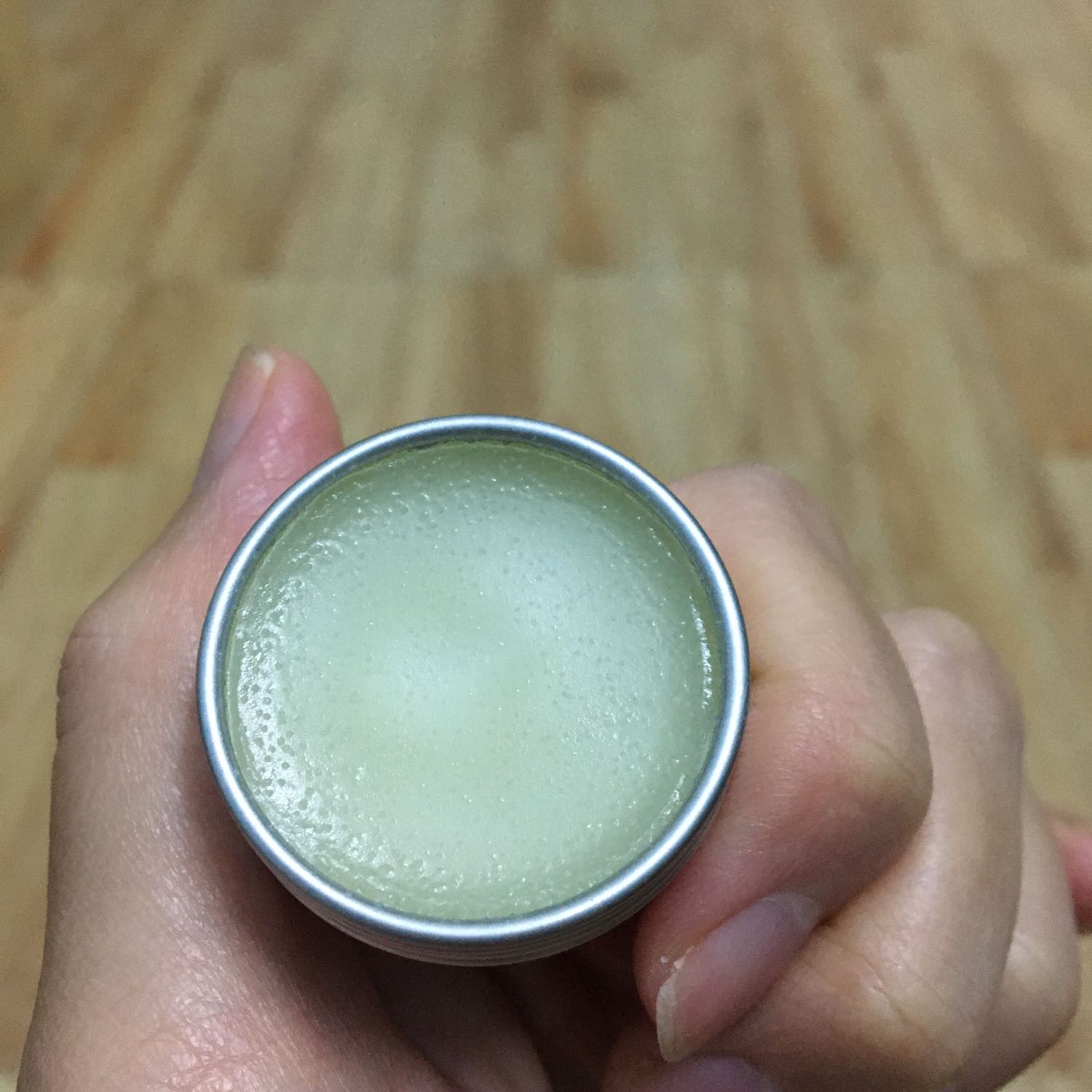 Tranh thủ đợt Tiki sale freeship. Cao thơm, mùi dễ chịu. Mẹ mình bôi thấy đỡ nhức chân hơn hẳn