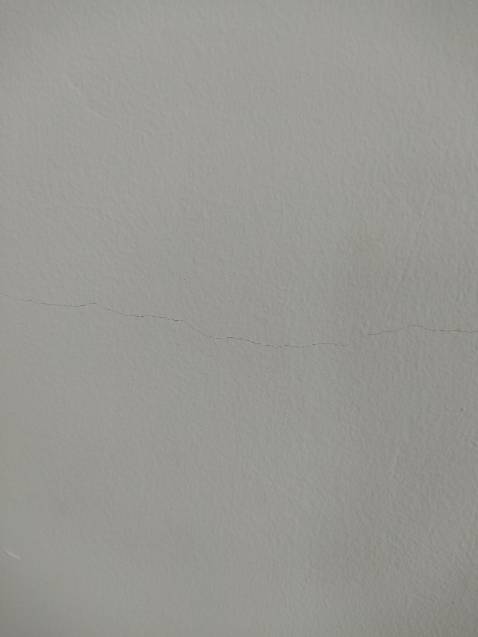 Bôi keo lên quét mà vẫn còn thấy vết nứt chân chim, với lại k giống màu bê của tường