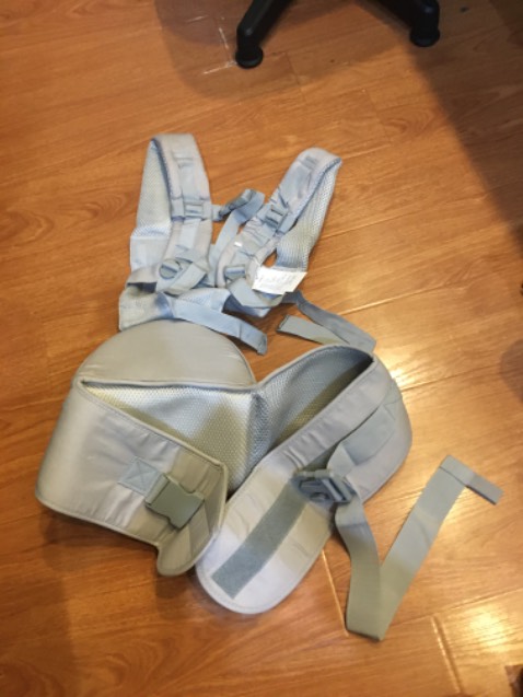 Đai địu có chất lượng rất tốt. Dây đai chắc chắn, dễ dàng thay đổi chiều dài,  khoá loại to, đệm ngồi êm, , không xẹp lún