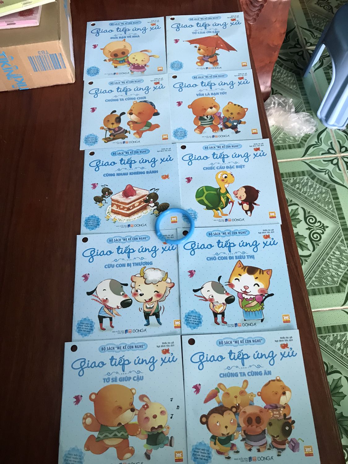 Sách rất đẹp, nội dung phù hợp. Giá cả vừa phải. Đóng gói cẩn thận. Giao hàng nhanh. Rất ưng. Ai có con nhỏ mình nghĩ nên mua thử đọc cùng con. Mình mua luôn bộ. 1 bộ gồm 10 quyển nhỏ.