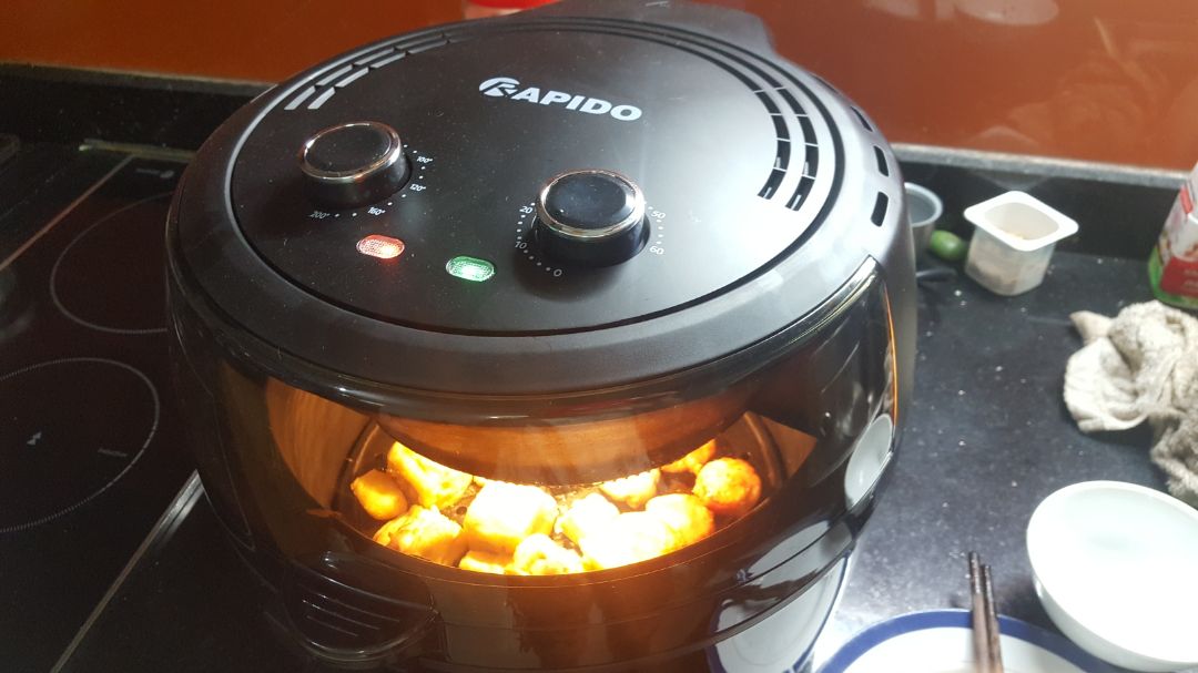 Nồi rất ưng, to hơn nồi cơm điện nhg k nặng, lòng nồi rộng xếp đồ rất thoải mái, chạy có tiếng nhưng không to, nướng đồ vàng đều đẹp mắt, dễ sử dụng, quan sát được trg lúc nấu nên tiện, giá lúc mua được giảm nên mềm hơn hẳn những chỗ khác