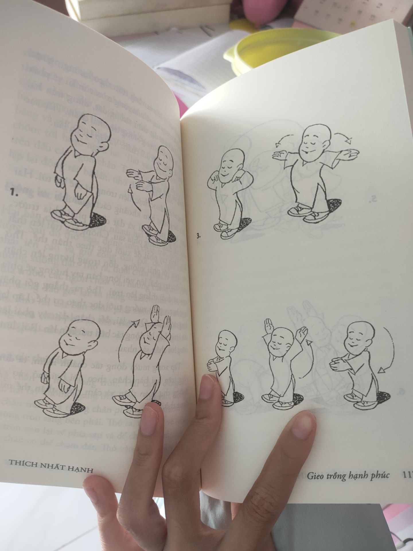 đây là quyển sách đầu tiên mk mua của thiền sư Thích Nhất Hạnh. nghe qua thầy đã lâu, sách giao nhanh trong thời dịch mà sáng đang ngủ shipper gọi nhận hàng r. dạo này mk muốn nghiền ngẫm về chủ đề hạnh phúc cho nên mk thấy đây là quyển sách mk cần, uhm mk xem lướt qua sách thì có ns về thiền, xuyên suốt quyển sách viết rất nhẹ nhàng, đáng để thử, lâu r mk chưa mua sách sẵn dịp mua tặng sn bạn thì mk cũng mua tặng bản thân, chúc b tìm đc quyển sách ưng ý