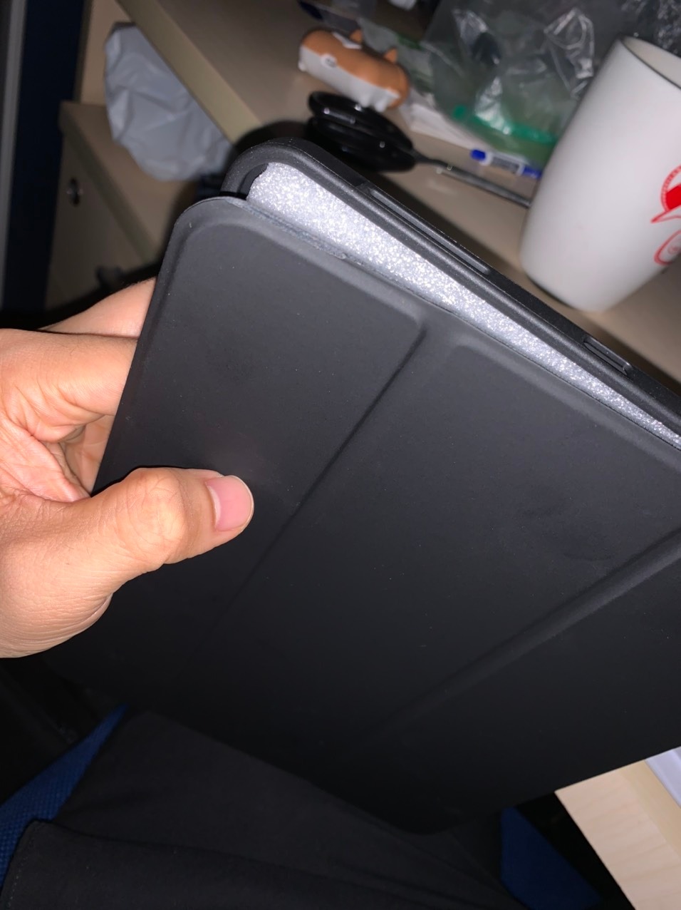 Sản phẩm bị tróc 1 đường dài ở phần viền, trước khi giao sp cũng kiểm tra lại chứ