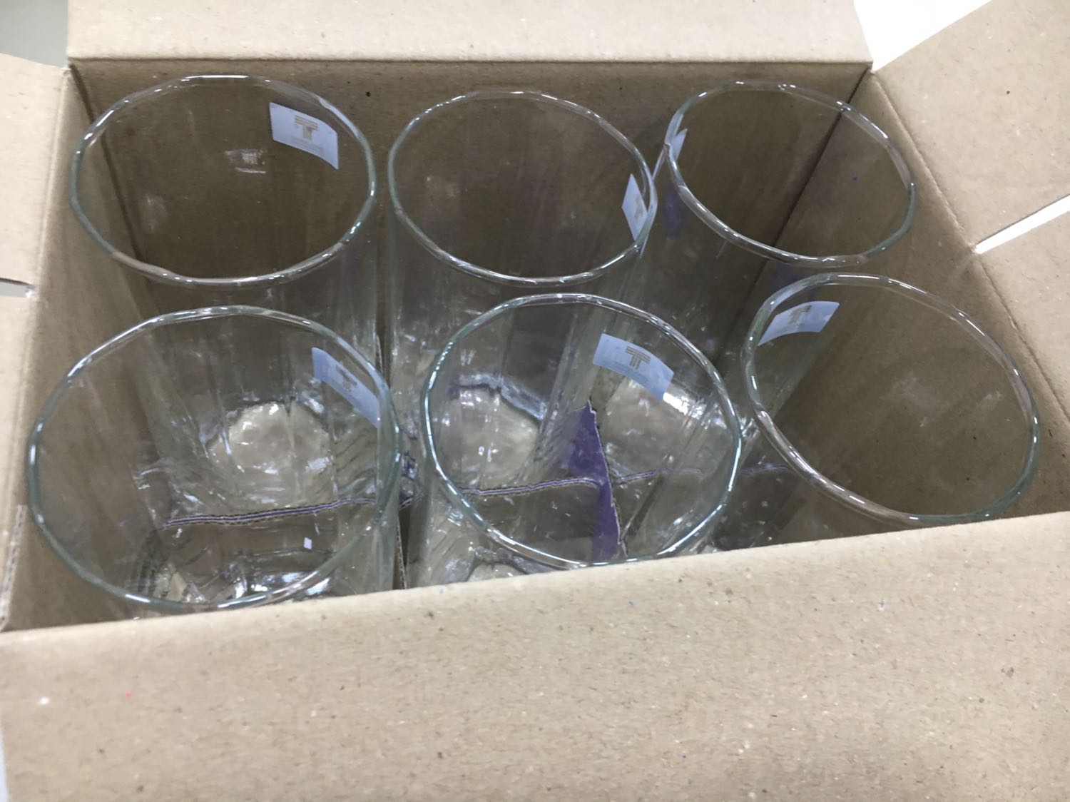 Ly rất đẹp. Tiki đóng gói cẩn thận. Giao hàng nhanh.