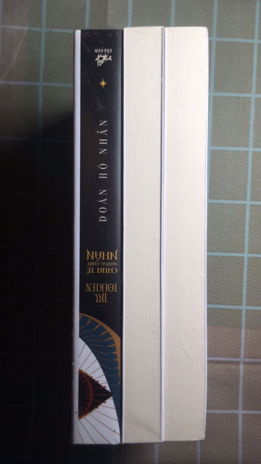 Cuối cùng sau bao ngày mong ngóng thì mình cũng đã nhận được bộ "Chúa tể những chiếc nhân" và đúng như những gì mình mong đợi sách đẹp xỉu luôn ý, được bọc cẩn thận bằng nọc nilong bên ngoài. May mắn rằng lần này đơn vị vận chuyển nhanh nhưng sách bên trong không bị rách hay móp gì hết.
Về nội dung của bộ tiểu thuyết thì không có gì để chê hết, mình mê từ lúc xem phim hồi nhỏ và cho đến giờ đây vẫn là bộ fantasy mình thích nhất.