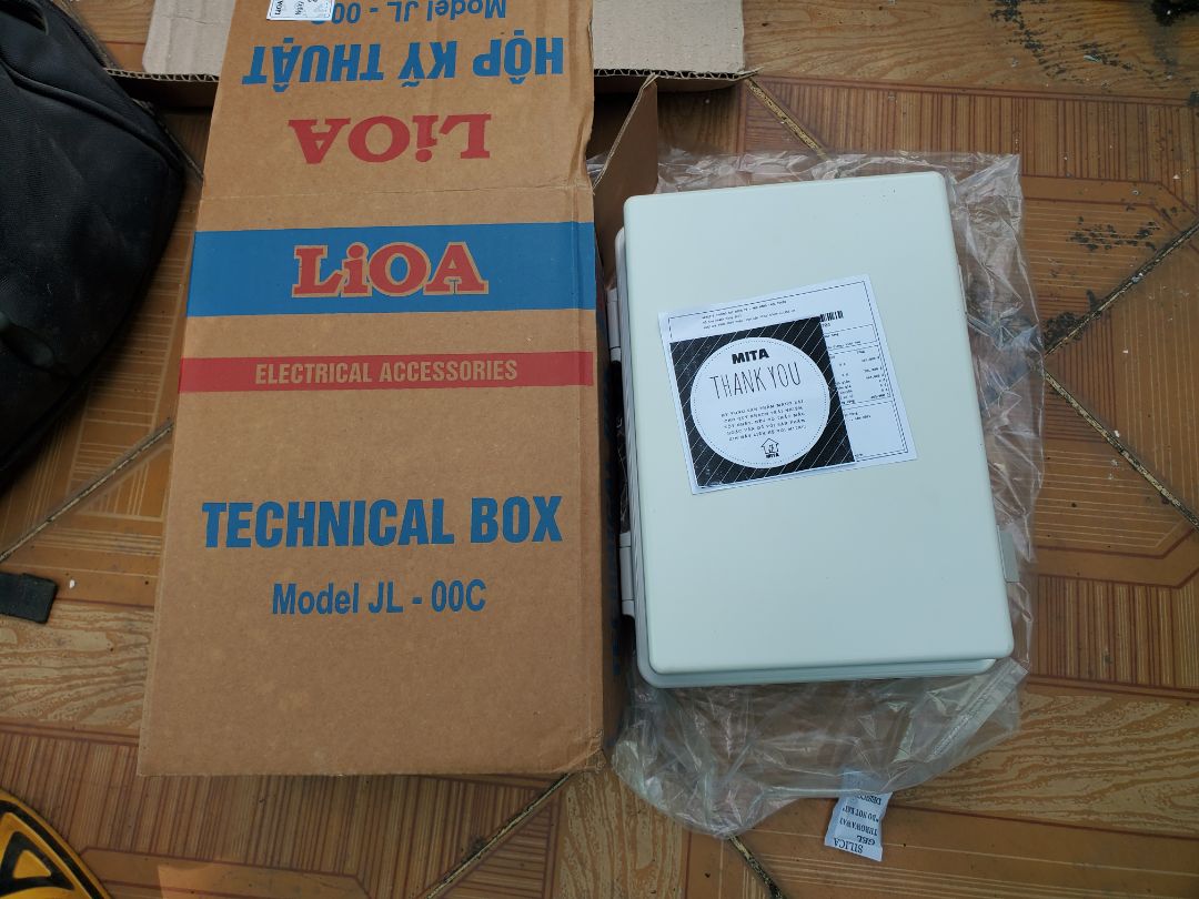 Tủ điện khá chắc chắn, trừ 1 sao do bản lề cửa tủ, khóa tủ khá yếu thao tác mạnh dễ bung nếu thay bằng trục inox sẽ ok hơn. Shop đóng gói kỹ