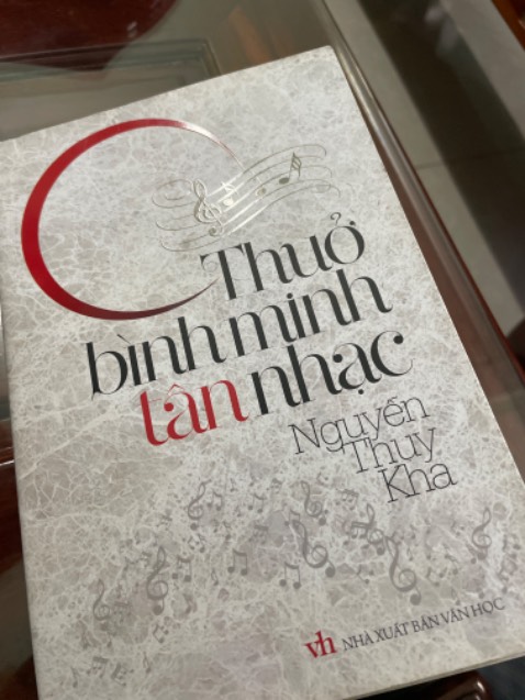 Nội dung rất hay, nhiều tư liệu quý và hấp dẫn. Chỉ tiếc phần sheet nhạc in hơi nhỏ do cố chụp nguyên bản, vài dòng nhạc ko rõ nét lắm. Giá mà in được khổ A3 để rõ các sheet nhạc thì tuyệt quá